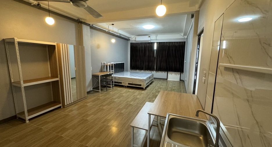 For rent 9 bedrooms retail Space in Thon Buri, Bangkok