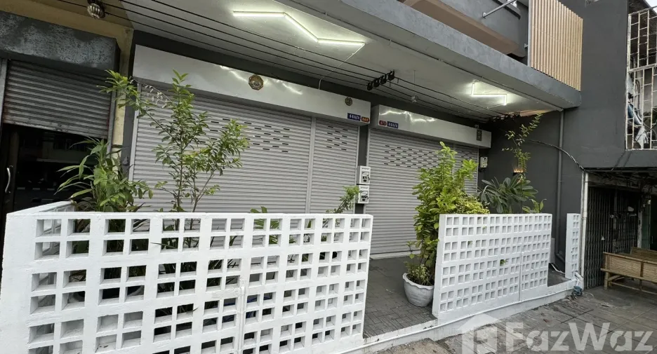 For rent 9 bedrooms retail Space in Thon Buri, Bangkok