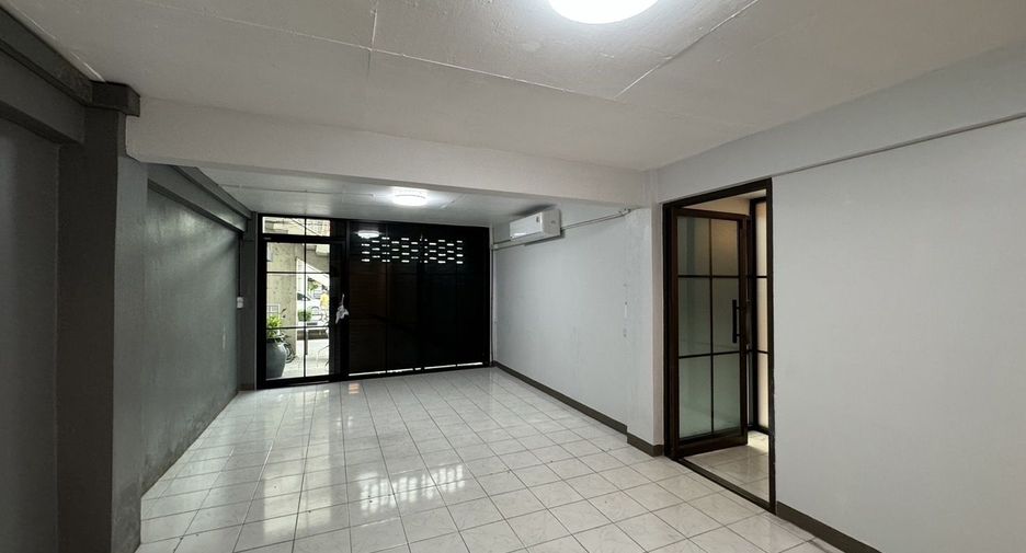 For rent 9 bedrooms retail Space in Thon Buri, Bangkok