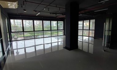 For rent 3 bedrooms apartment in Khlong Toei, Bangkok