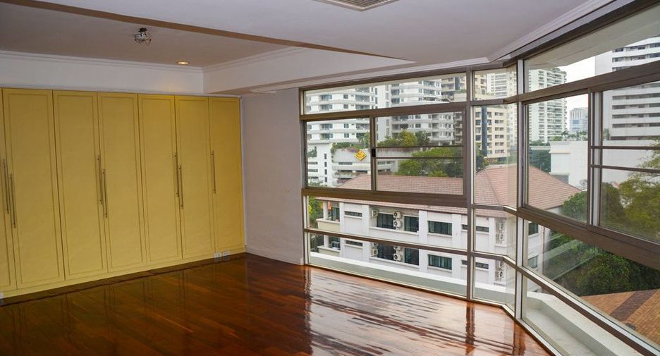 For rent 4 bedrooms condo in Watthana, Bangkok
