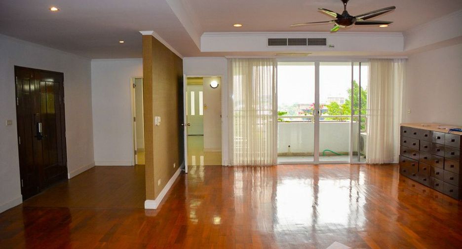 For rent 4 bedrooms condo in Watthana, Bangkok