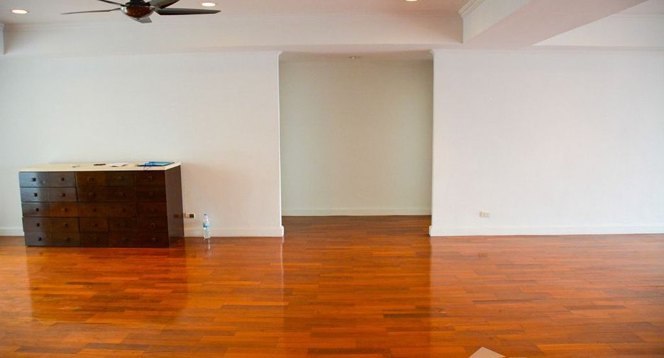 For rent 4 bedrooms condo in Watthana, Bangkok