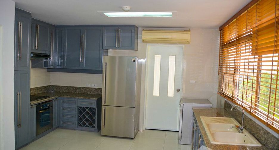 For rent 4 bedrooms condo in Watthana, Bangkok