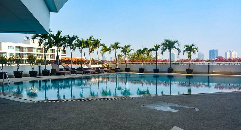 For rent 4 bedrooms condo in Watthana, Bangkok