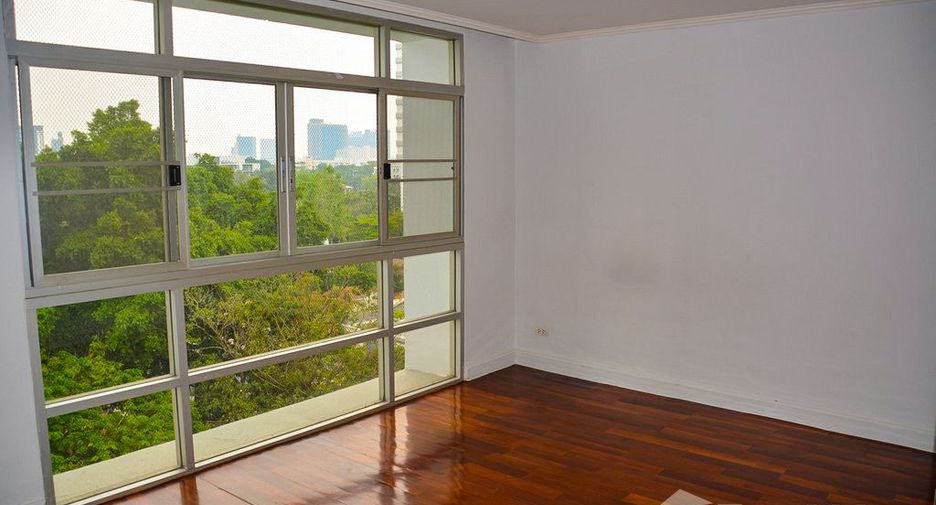 For rent 4 bedrooms condo in Watthana, Bangkok