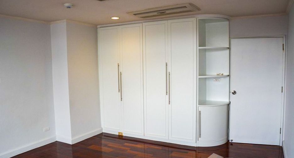 For rent 4 bedrooms condo in Watthana, Bangkok