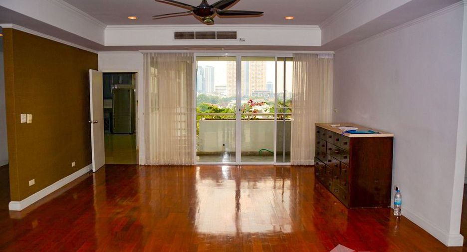 For rent 4 bedrooms condo in Watthana, Bangkok
