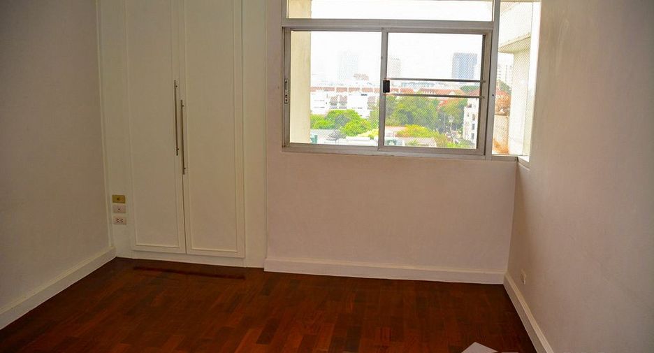 For rent 4 bedrooms condo in Watthana, Bangkok