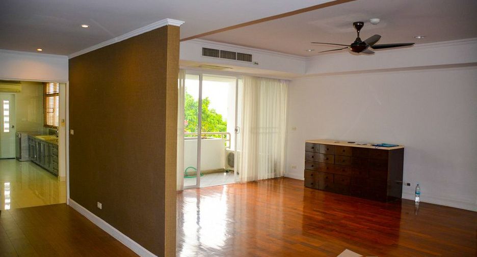 For rent 4 bedrooms condo in Watthana, Bangkok