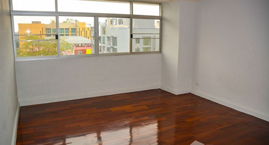 For rent 4 bedrooms condo in Watthana, Bangkok
