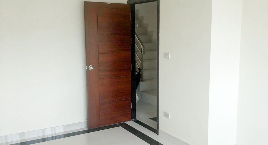For rent 3 bedrooms townhouse in Min Buri, Bangkok