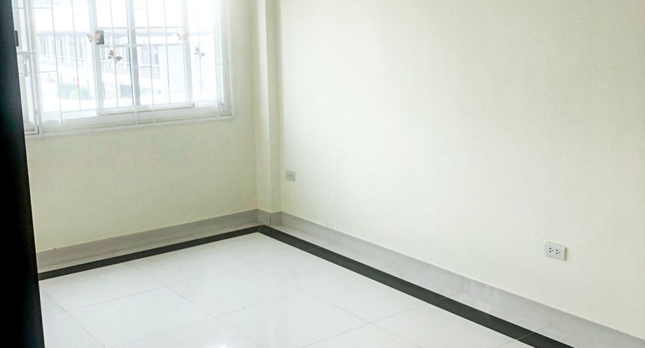 For rent 3 bedrooms townhouse in Min Buri, Bangkok