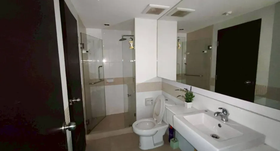 À louer 2 chambres condo à Yan Nawa, Bangkok