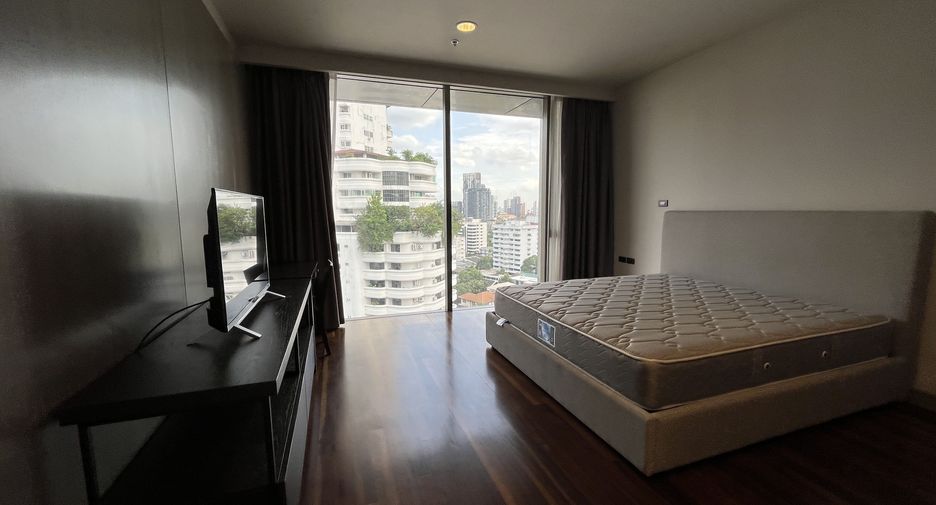 For rent 4 bedrooms apartment in Khlong Toei, Bangkok