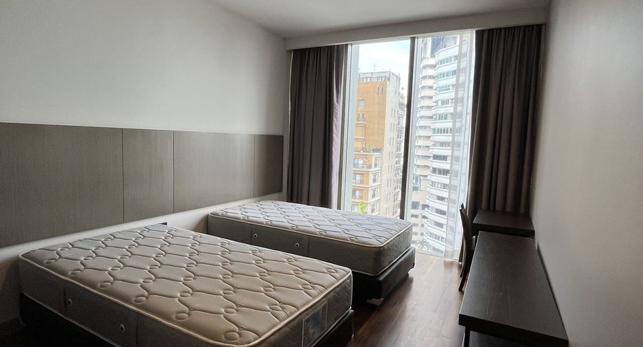 For rent 4 bedrooms apartment in Khlong Toei, Bangkok
