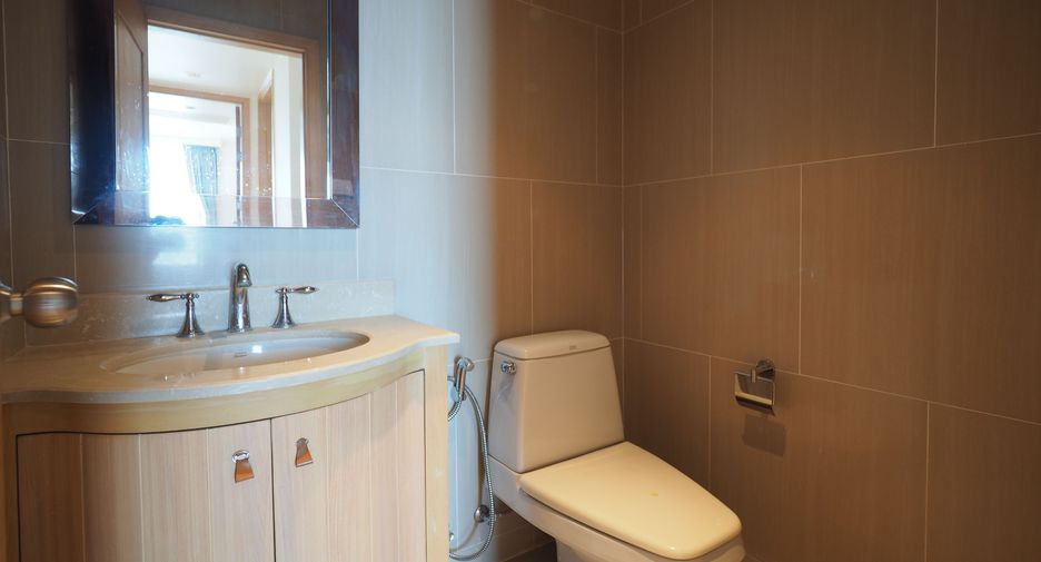 For rent 3 bedrooms condo in Sathon, Bangkok