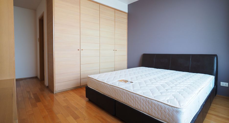 For rent 3 bedrooms condo in Sathon, Bangkok