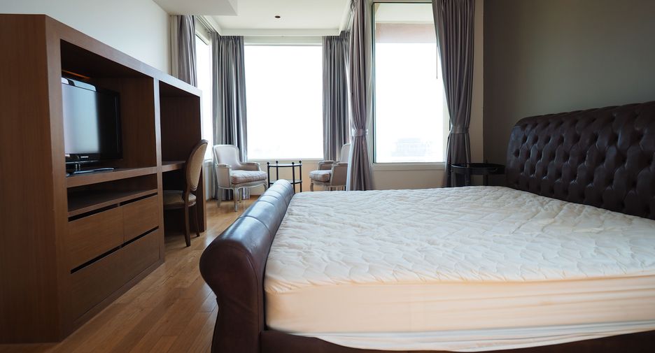 For rent 3 bedrooms condo in Sathon, Bangkok