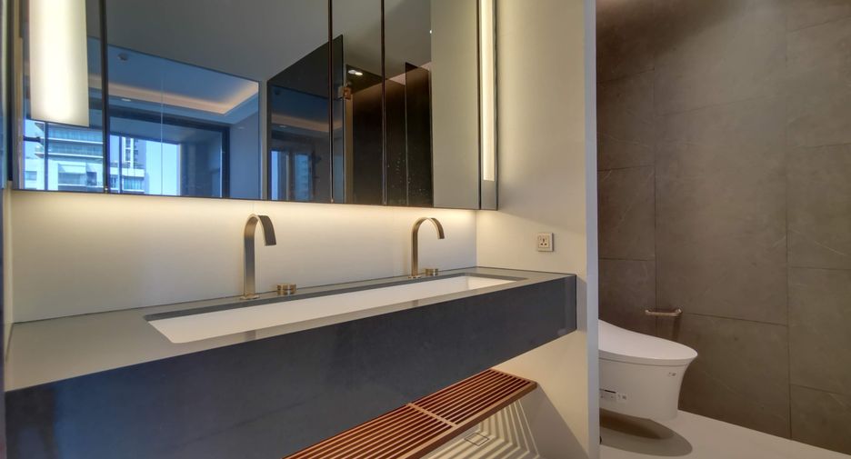 For rent 3 bedrooms condo in Khlong Toei, Bangkok