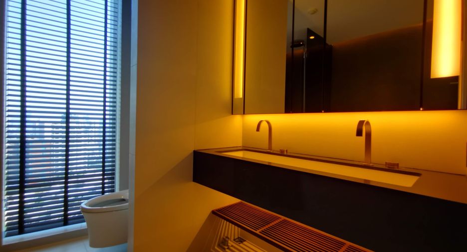 For rent 3 bedrooms condo in Khlong Toei, Bangkok