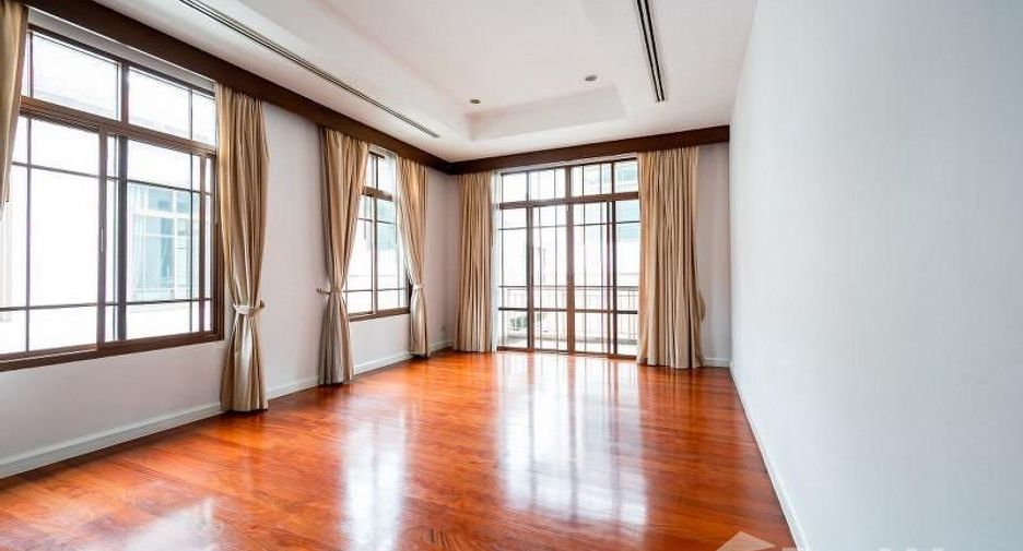 For rent 4 bedrooms house in Watthana, Bangkok