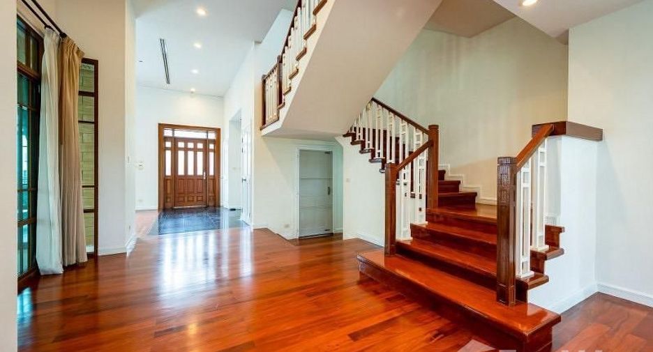 For rent 4 bedrooms house in Watthana, Bangkok
