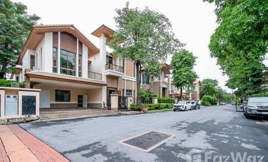 For rent 4 bedrooms house in Watthana, Bangkok