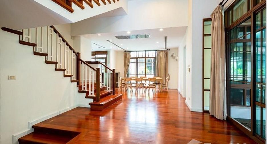 For rent 4 bedrooms house in Watthana, Bangkok