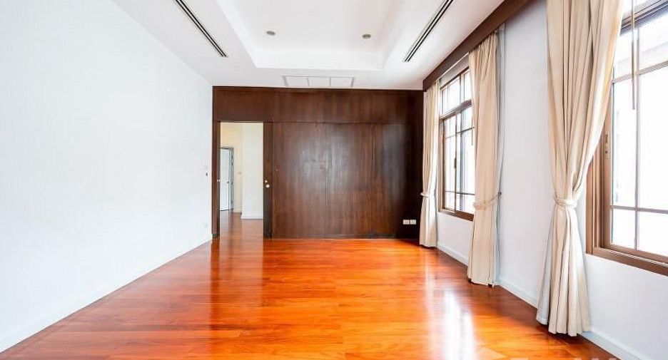 For rent 4 bedrooms house in Watthana, Bangkok