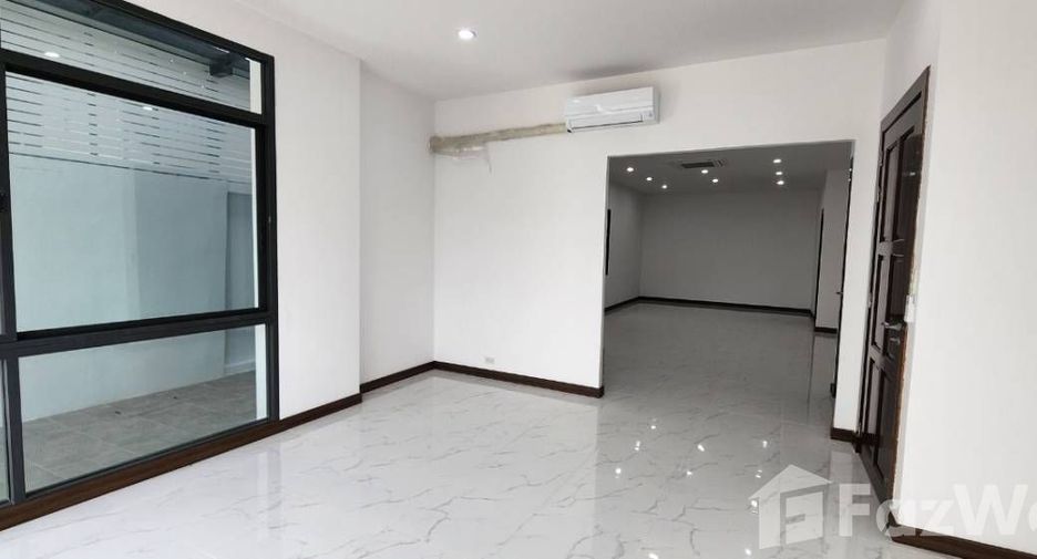 Casa en alquiler de 5 habitaciones en Watthana, Bangkok