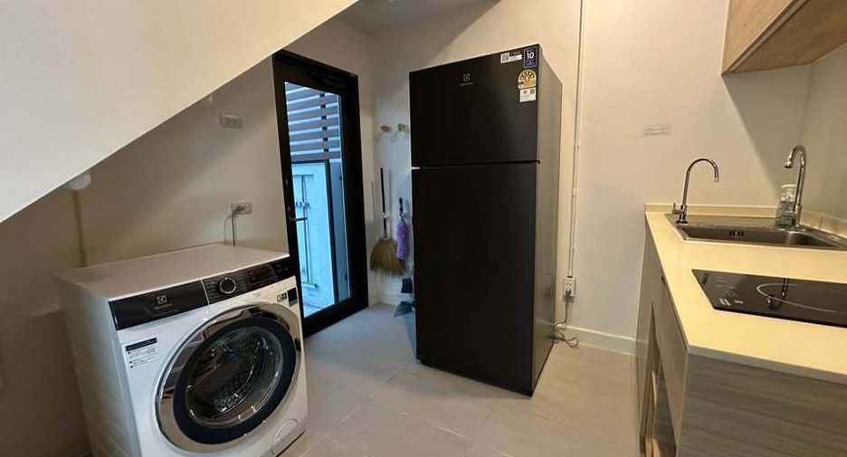 For rent 4 bedrooms house in Lat Phrao, Bangkok
