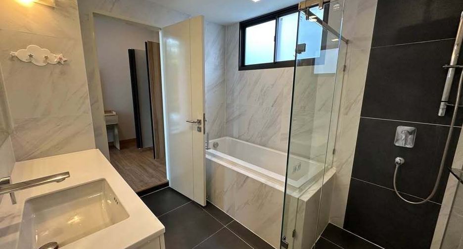 For rent 4 bedrooms house in Lat Phrao, Bangkok