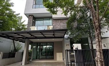 Casa en alquiler de 4 habitaciones en Lat Phrao, Bangkok