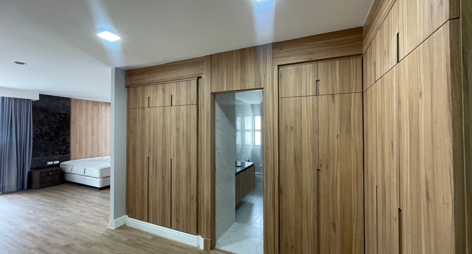 For rent 4 bedrooms apartment in Khlong Toei, Bangkok
