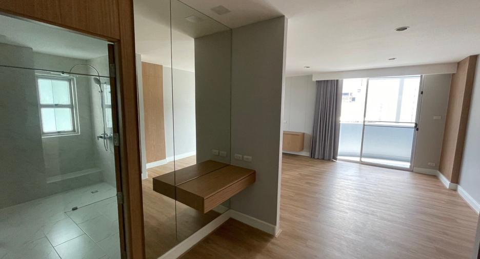 For rent 4 bedrooms apartment in Khlong Toei, Bangkok