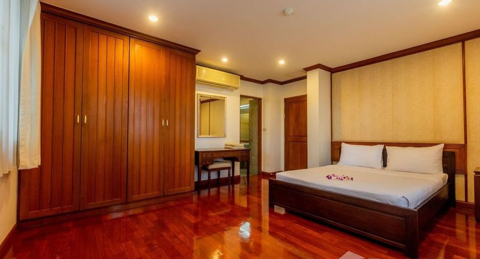 For rent 4 bedrooms house in Dusit, Bangkok