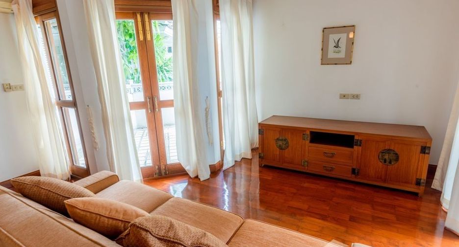 For rent 4 bedrooms house in Dusit, Bangkok
