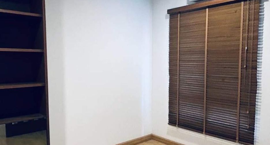 For rent 3 bedrooms townhouse in Wang Thonglang, Bangkok