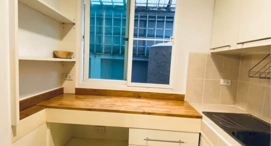 For rent 3 bedrooms townhouse in Wang Thonglang, Bangkok