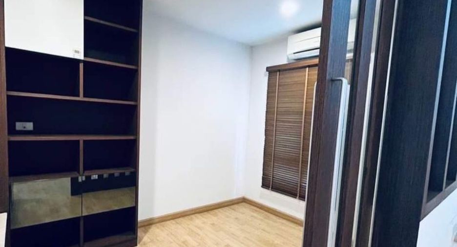 For rent 3 bedrooms townhouse in Wang Thonglang, Bangkok
