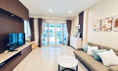 For rent 3 bedrooms townhouse in Wang Thonglang, Bangkok
