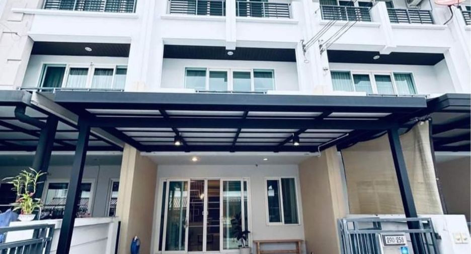 For rent 3 bedrooms townhouse in Wang Thonglang, Bangkok