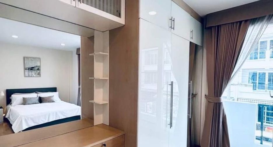 For rent 3 bedrooms townhouse in Wang Thonglang, Bangkok
