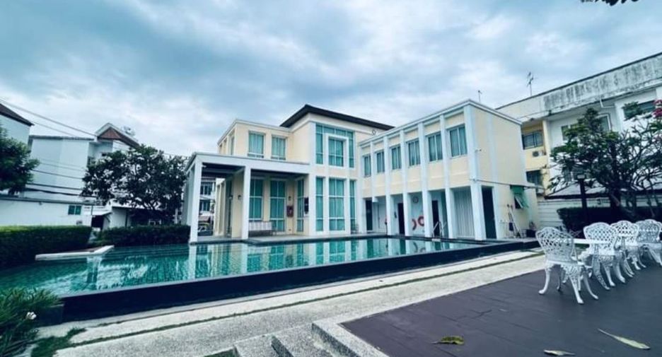 For rent 3 bedrooms townhouse in Wang Thonglang, Bangkok