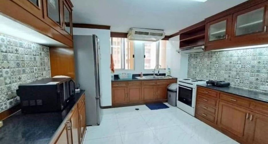 For rent 4 bedrooms condo in Watthana, Bangkok