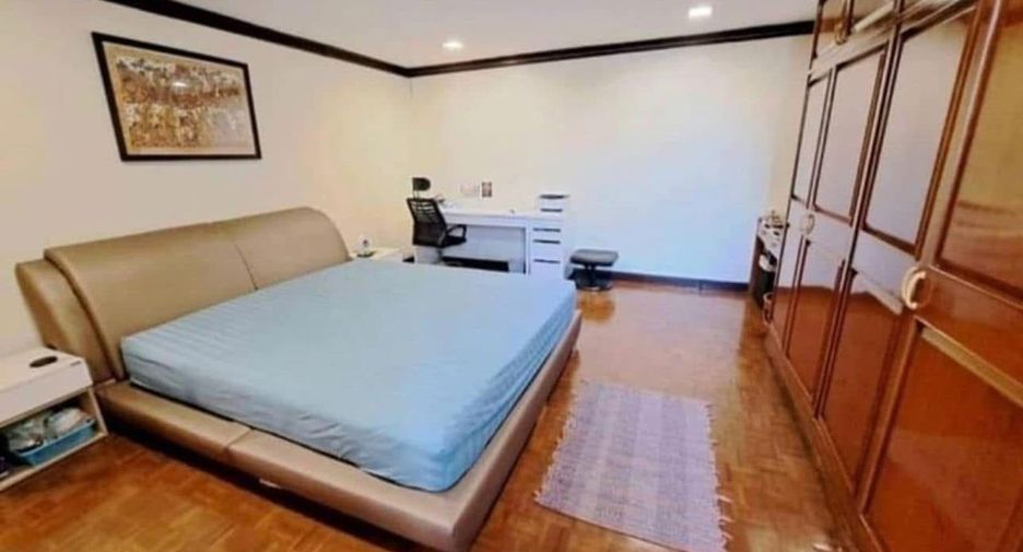For rent 4 bedrooms condo in Watthana, Bangkok