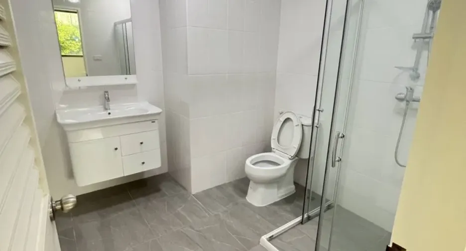 For rent 6 bedrooms townhouse in Phaya Thai, Bangkok