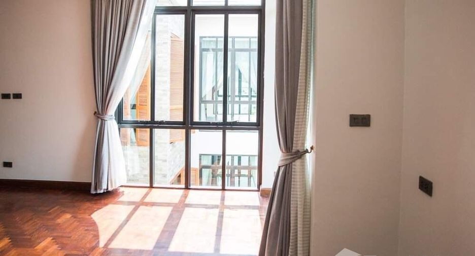 For rent 4 bedrooms villa in Khlong Toei, Bangkok