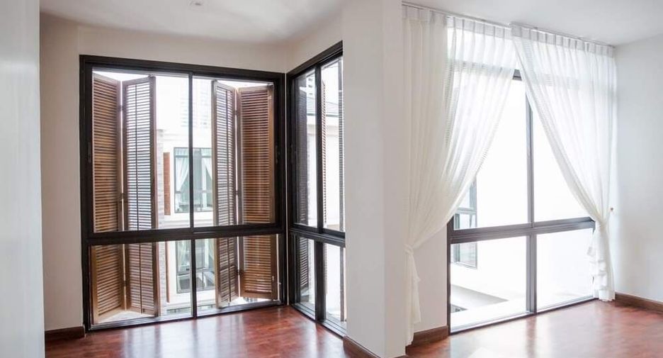 For rent 4 bedrooms villa in Khlong Toei, Bangkok